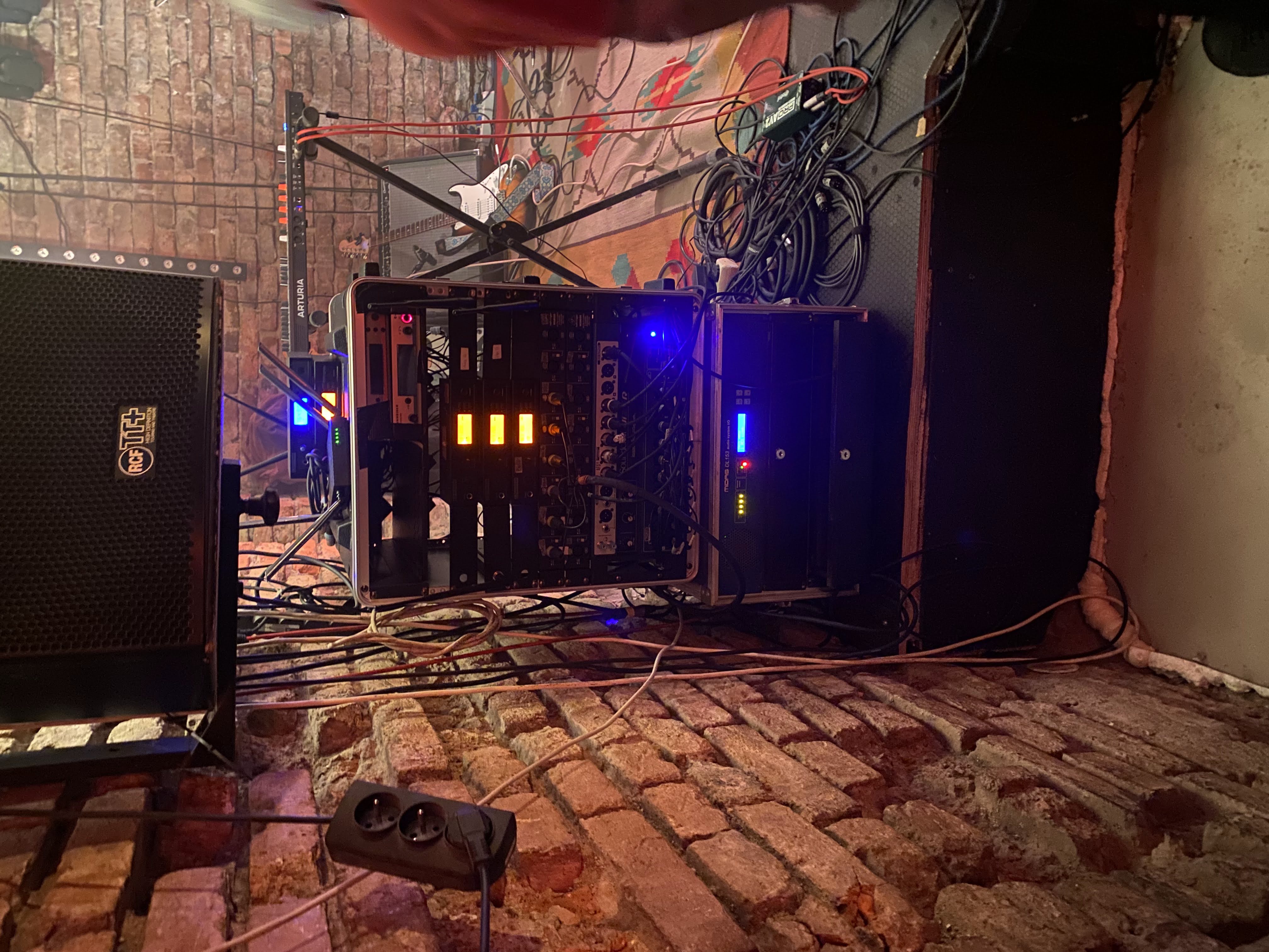 Technický rack, kabeláž a pódiová technika u menší stage.